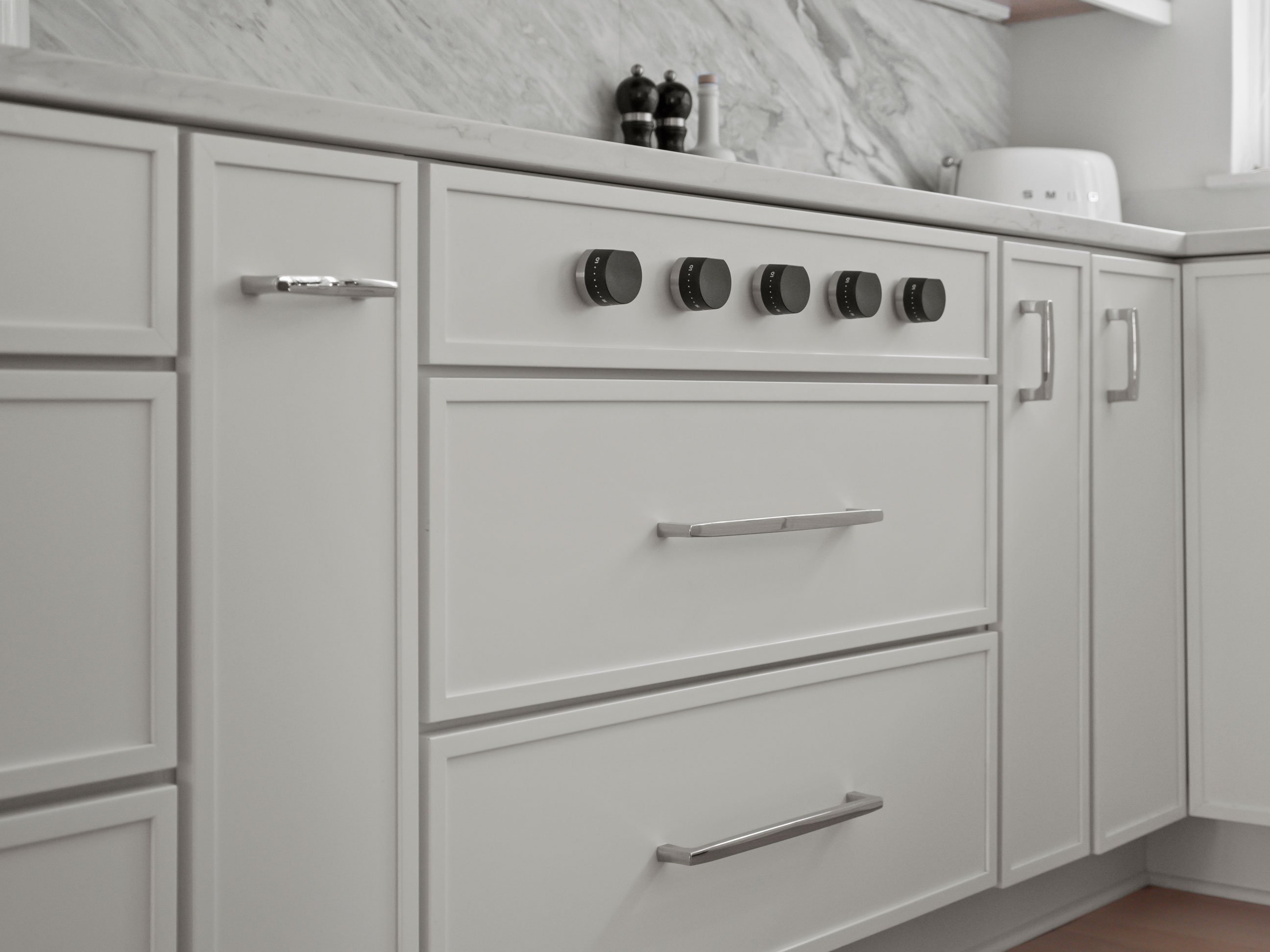 Thin shaker cabinetry creates elegant detail on the kitchen perimeter