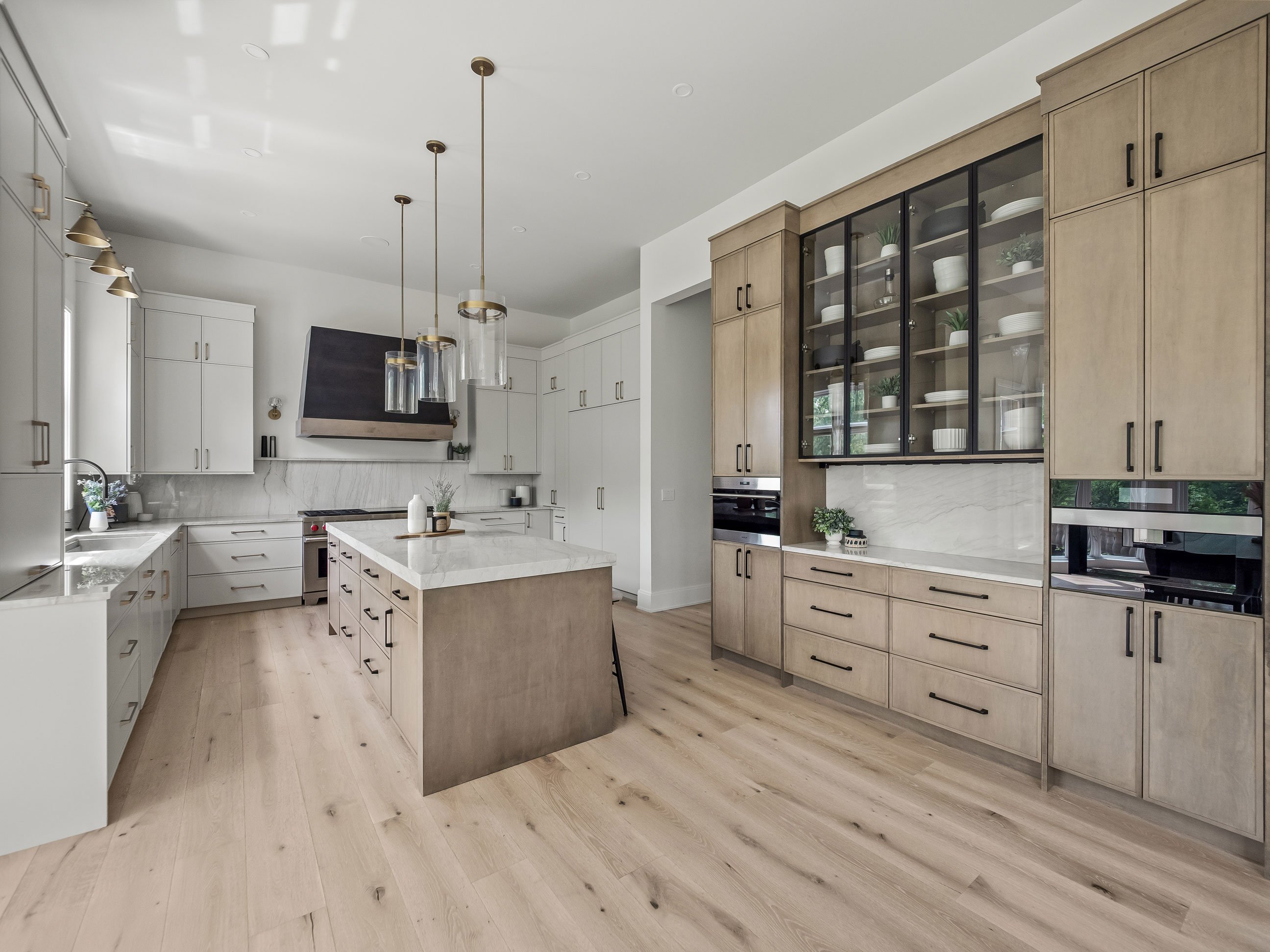 Dura Supreme Bria – Reese door style; Island and Hutch: Maple in Cashew stain; hood: Maple Onyx; perimeter: Canvas paint
