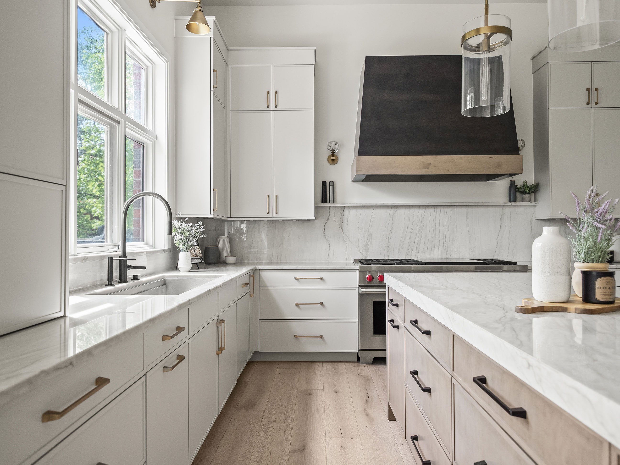 Dura Supreme Bria – Reese door style; Island: Maple in Cashew stain; hood: Maple Onyx; perimeter: Canvas paint
