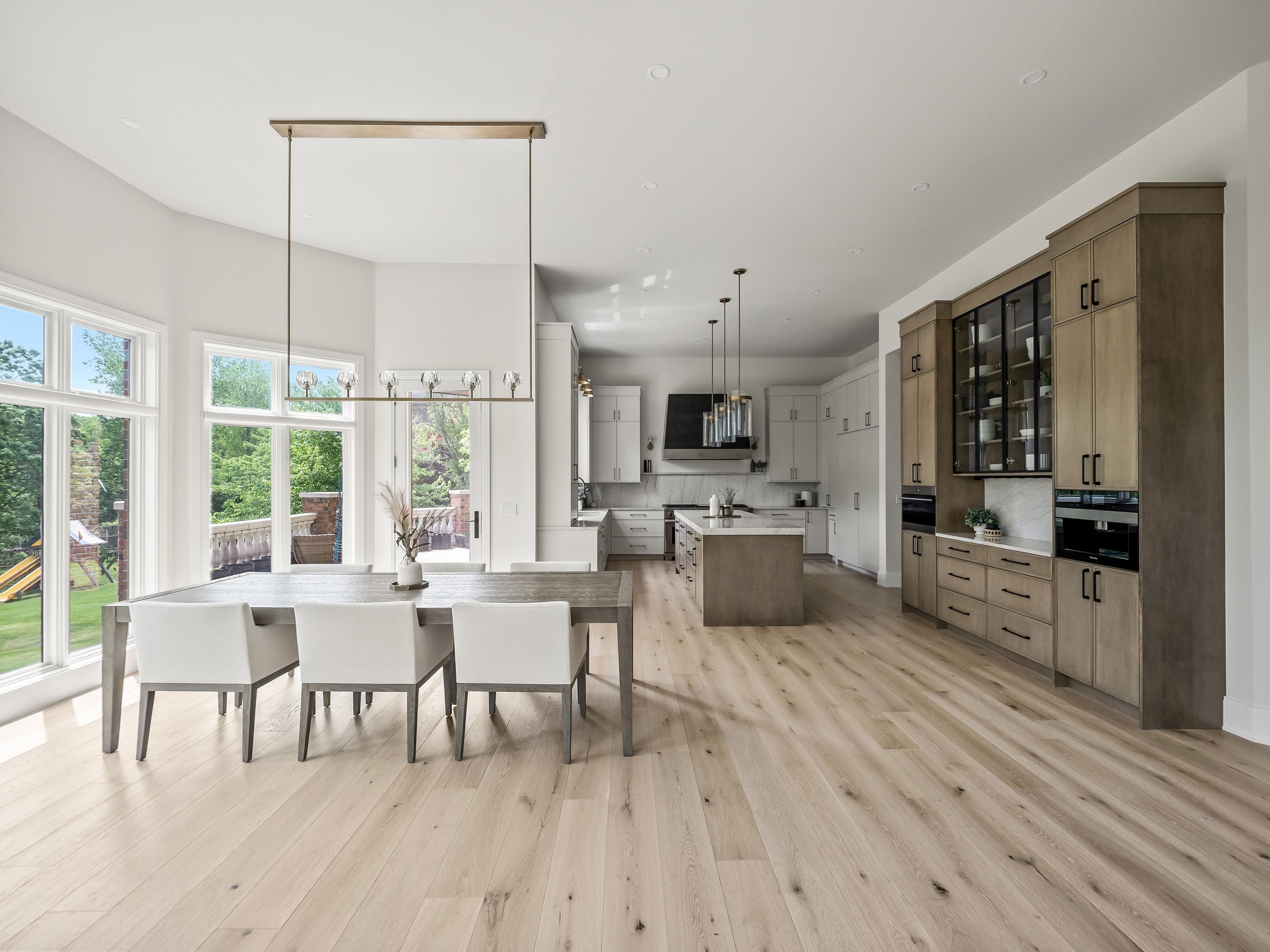 Dura Supreme Bria – Reese door style; Island and Hutch: Maple in Cashew stain; hood: Maple Onyx; perimeter: Canvas paint