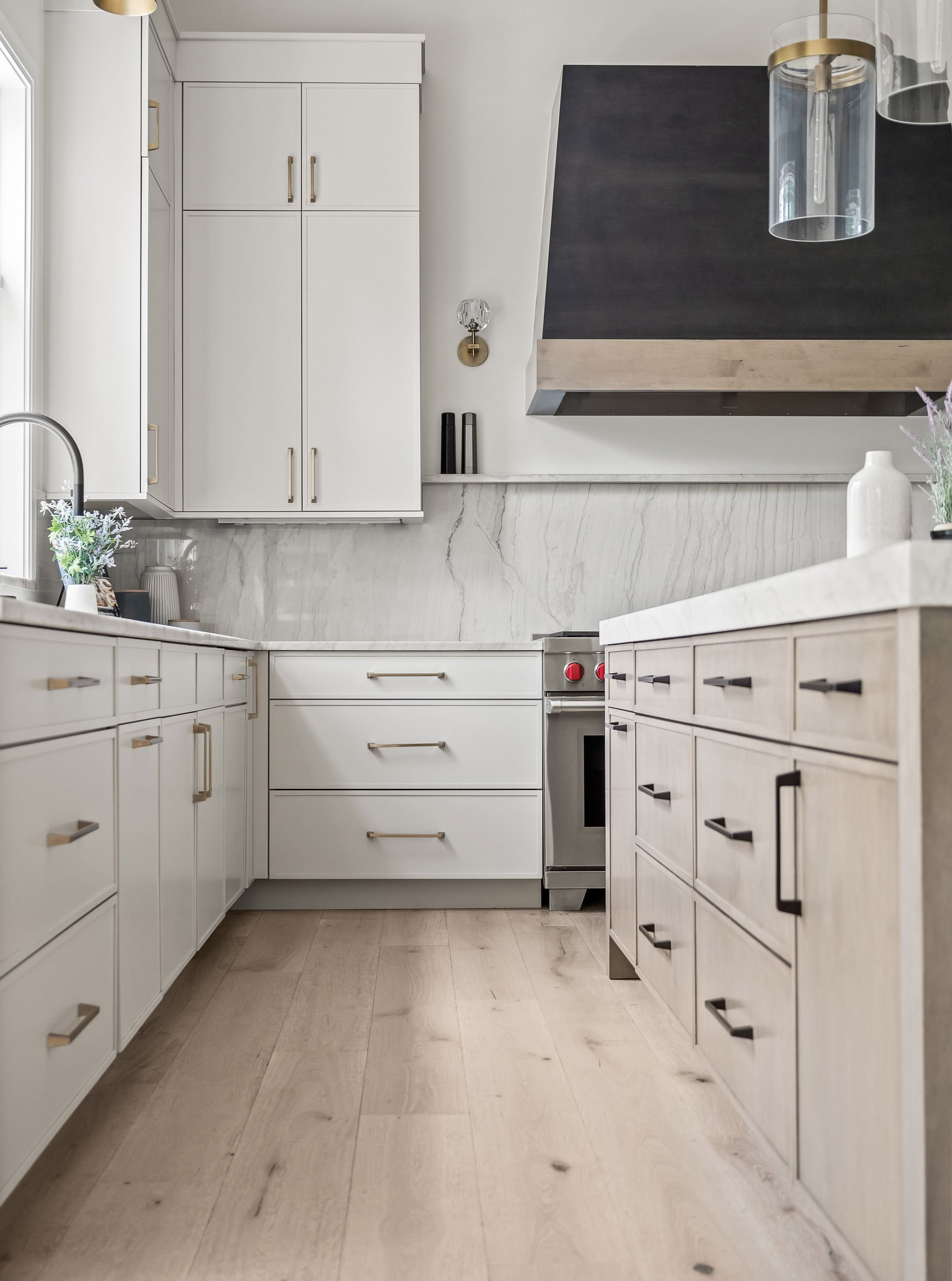 Dura Supreme Bria – Reese door style; Island: Maple in Cashew stain; hood: Maple Onyx; perimeter: Canvas paint