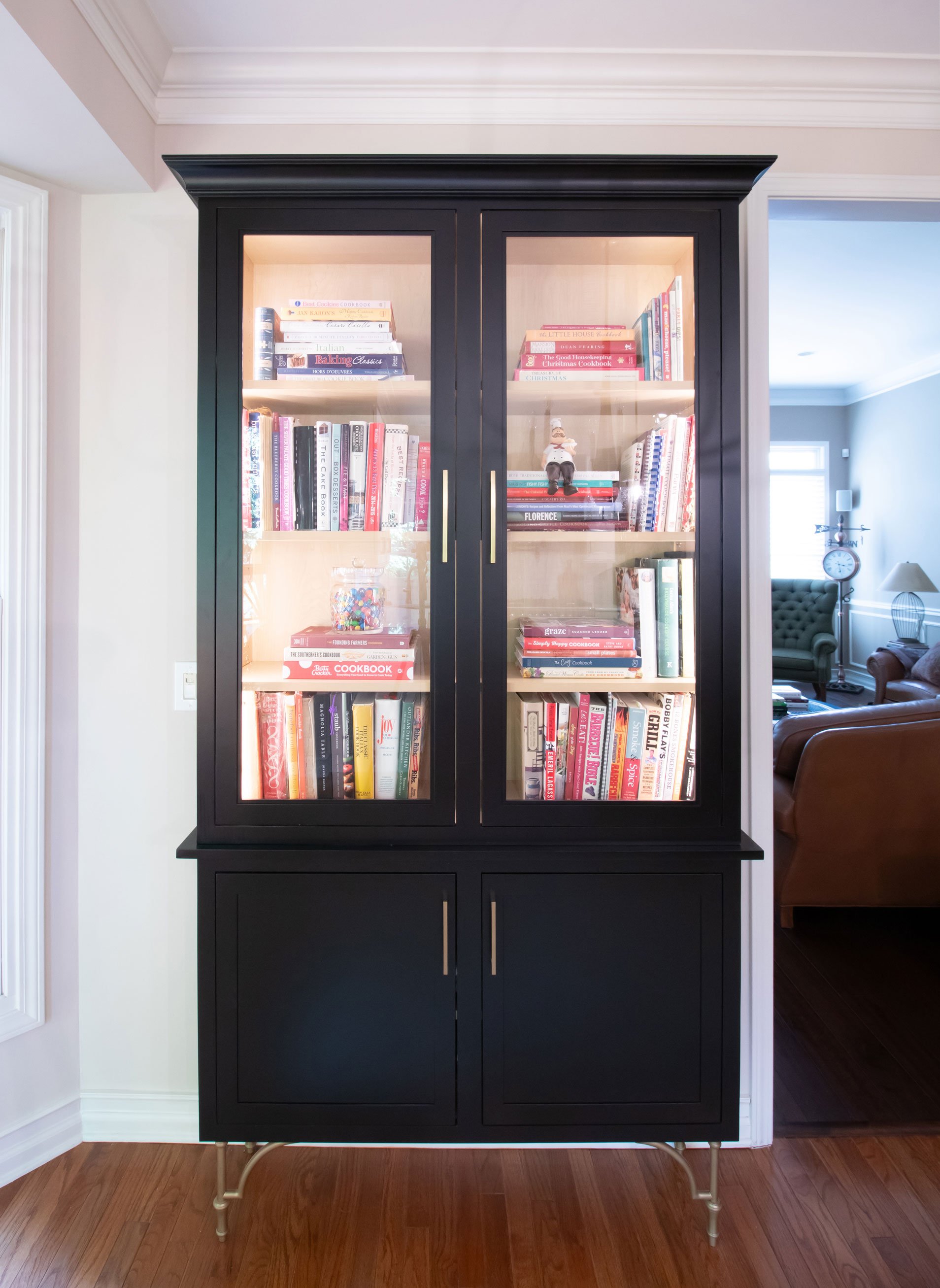 Black Étagère cabinet with brass feet