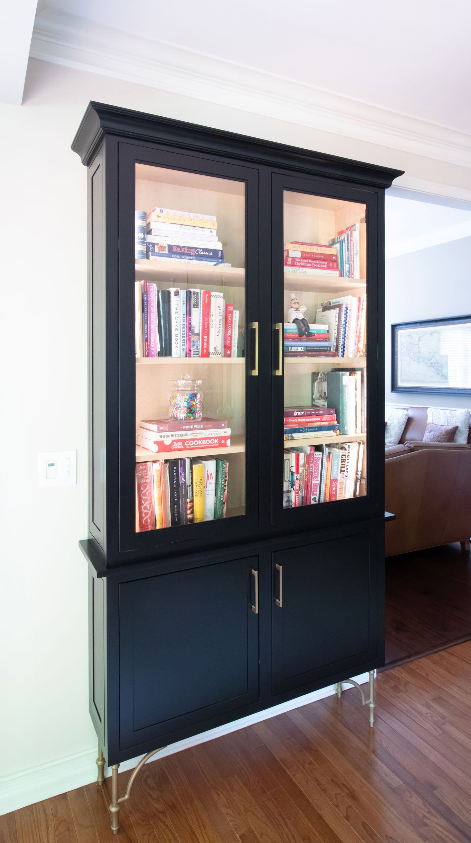 Black Étagère cabinet with brass feet