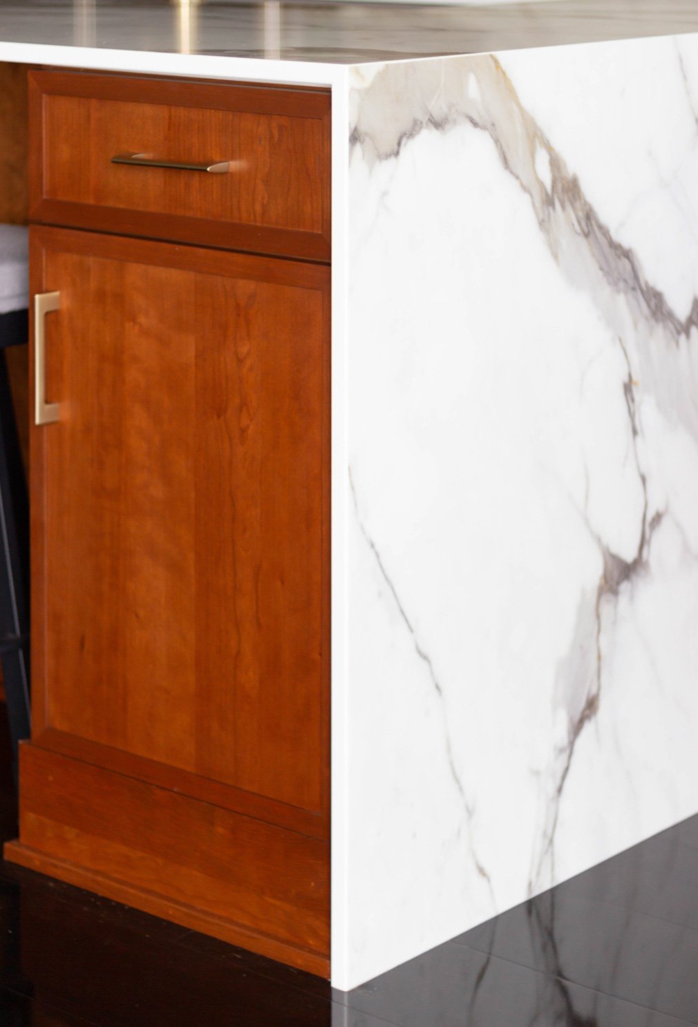 Waterfall countertop and cabinet