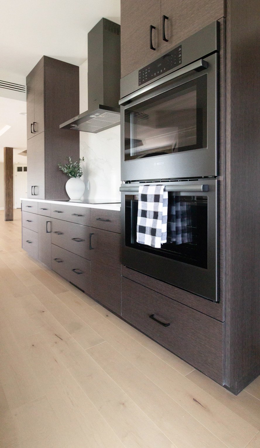 Modern Range Wall Perimeter Cabinetry