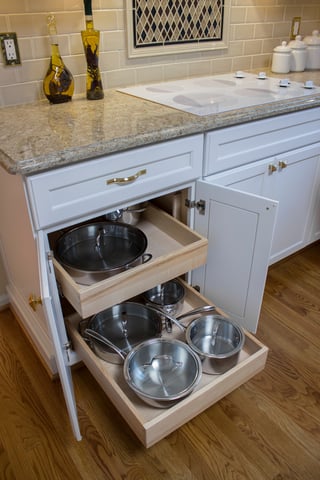 06_LCollins_Traditional_Kitchen_Storage_Pots_Pans_Drawers.jpg